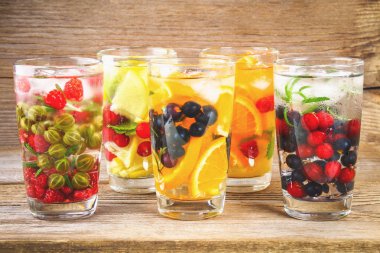 Çeşitli gözlük, farklı tatlar, meyveler, meyve suyu detoks