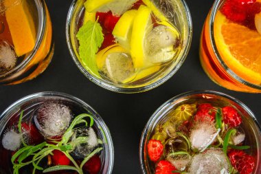 Çeşitli gözlük, farklı tatlar, meyveler, meyve suyu detoks