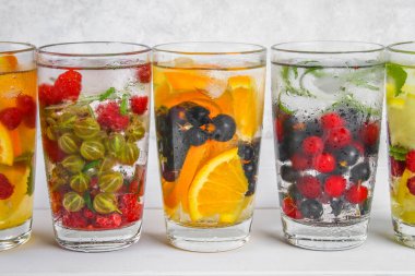 Çeşitli gözlük, farklı tatlar, meyveler, meyve suyu detoks