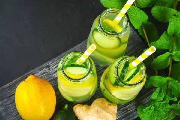 Agua Atrevida Agua Fresca Fría Con Pepino Limón Jengibre Menta —  Fotos de Stock