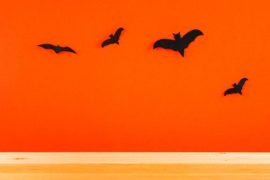 Cadılar Bayramı için kavram. Turuncu bir arka plan üzerinde yarasalar. Kopya alanı