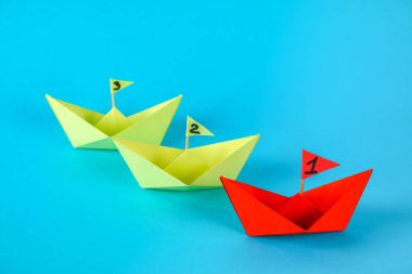 Üç kağıt gemi kim daha hızlı yüzüyor rekabet. Kırmızı gemi kazanır