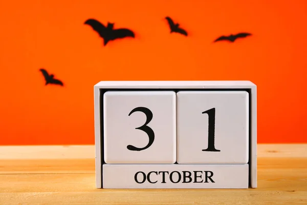 Conceito Para Halloween Morcegos Calendário Madeira Mostrando Outubro — Fotografia de Stock