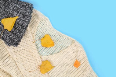 Beyaz yün giyim kadar kapatın. Üstten görünüm. Pastel mavi tablo yüzey arka plan. Kopya alanı