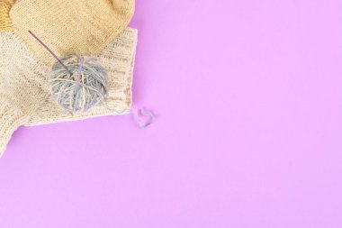 Yün örgü iğne ve örme çorap bir renk pastel tablosu ile bir top. İğne işi