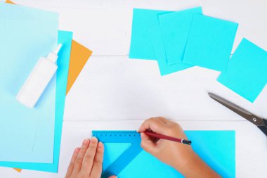 DIY. Kendi elleri ile bir kağıt menorah kağıttan yapılmış. Yahudi tatil Hanukkah Menorah. Çocuk için el yapımı