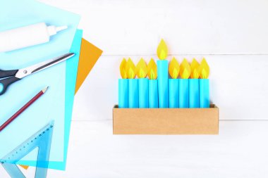 DIY. Kendi elleri ile bir kağıt menorah kağıttan yapılmış. Yahudi tatil Hanukkah Menorah. Çocuk için el yapımı