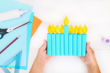 DIY. Kendi elleri ile bir kağıt menorah kağıttan yapılmış. Yahudi tatil Hanukkah Menorah. Çocuk için el yapımı