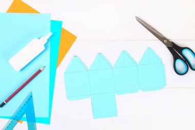 DIY. Kendi elleriyle kağıt topaç kağıttan yapılmış. Hanukkah Yahudi tatil için Sevivon. Çocuk için el yapımı oyuncak