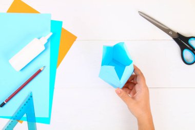 DIY. Kendi elleriyle kağıt topaç kağıttan yapılmış. Hanukkah Yahudi tatil için Sevivon. Çocuk için el yapımı oyuncak