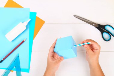 DIY. Kendi elleriyle kağıt topaç kağıttan yapılmış. Hanukkah Yahudi tatil için Sevivon. Çocuk için el yapımı oyuncak