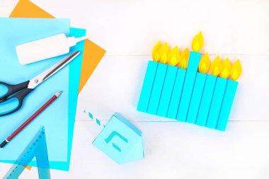 DIY. Kendi elleriyle kağıt topaç kağıttan yapılmış. Hanukkah Yahudi tatil için Sevivon. Çocuk için el yapımı oyuncak
