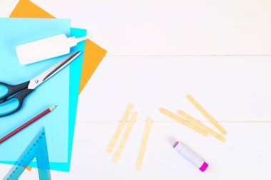 DIY. Davut'un Yıldızı dondurma dan elleriyle Beyaz ahşap bir masa üzerinde sopa