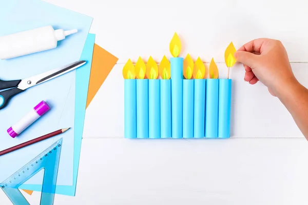 DIY. Kendi elleri ile bir kağıt menorah kağıttan yapılmış. Yahudi tatil Hanukkah Menorah. Çocuk için el yapımı
