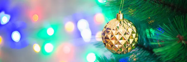Palla Oro Natale Albero Natale Uno Sfondo Scintille Ghirlande Bokeh — Foto Stock