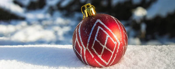 雪の上の赤新年のボール クリスマスのおもちゃ — ストック写真