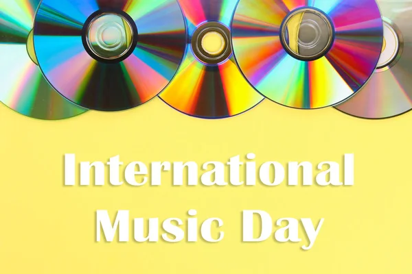 国际音乐日 成堆的旧的和肮脏的 Dvd 在柔和的背景 使用和尘土飞扬的盘 — 图库照片
