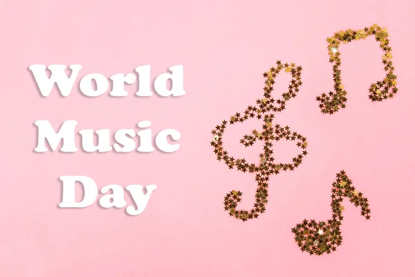 国际音乐日 粉红色粉彩背景下的星光金色五彩纸屑的音符 — 图库照片