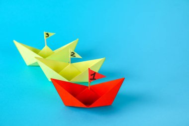 Üç kağıt gemi kim daha hızlı yüzüyor rekabet. Kırmızı gemi kazanır