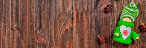 Juguetes Navideños Estilo Escandinavo Sobre Una Mesa Madera Marrón Verde —  Fotos de Stock