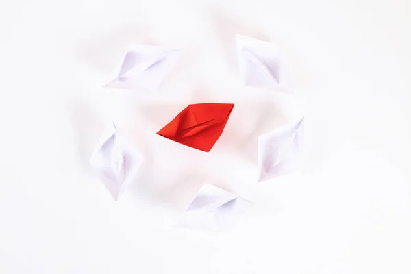 Rood Papier Boot Onder Andere Wit Leiderschap Witte Kraai Individualiteit — Stockfoto