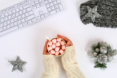 Hatmi elinde klavye yanında beyaz bir masaüstü ile kahve garland. Kış ruh. Üstten görünüm, düz düzen. Kopyalama alanı