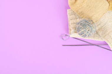 Yün örgü iğne ve örme çorap bir renk pastel tablosu ile bir top. İğne işi