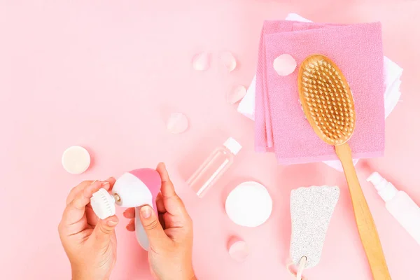 Accesorios Baño Sobre Fondo Rosa Pastel Vista Superior Espacio Copia — Foto de Stock