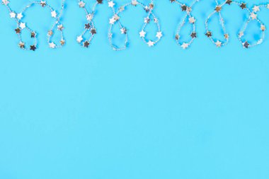 Noel ağacı oyuncaklar Noel kompozisyon. Mavi bir arka plan üzerinde beyaz dekor. Uzay kopyalayın, yatıyordu, en iyi görünüm düz