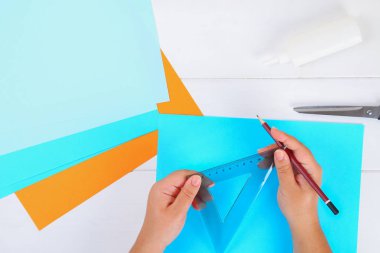 DIY. Kendi elleri ile bir kağıt menorah kağıttan yapılmış. Yahudi tatil Hanukkah Menorah. Çocuk için el yapımı