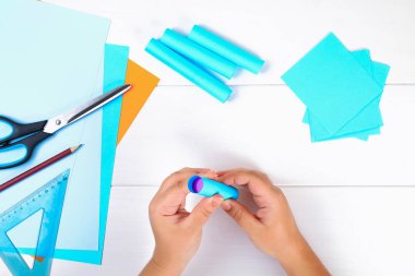 DIY. Kendi elleri ile bir kağıt menorah kağıttan yapılmış. Yahudi tatil Hanukkah Menorah. Çocuk için el yapımı