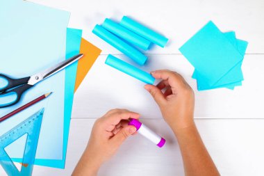 DIY. Kendi elleri ile bir kağıt menorah kağıttan yapılmış. Yahudi tatil Hanukkah Menorah. Çocuk için el yapımı