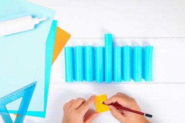 DIY. Kendi elleri ile bir kağıt menorah kağıttan yapılmış. Yahudi tatil Hanukkah Menorah. Çocuk için el yapımı