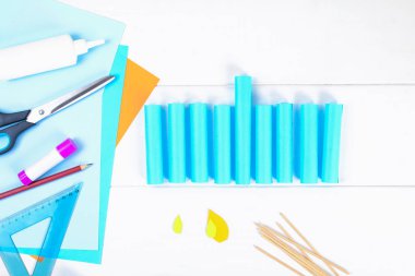 DIY. Kendi elleri ile bir kağıt menorah kağıttan yapılmış. Yahudi tatil Hanukkah Menorah. Çocuk için el yapımı