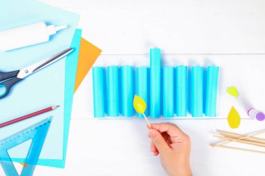DIY. Kendi elleri ile bir kağıt menorah kağıttan yapılmış. Yahudi tatil Hanukkah Menorah. Çocuk için el yapımı