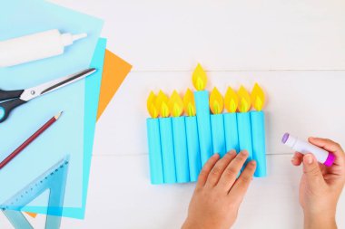 DIY. Kendi elleri ile bir kağıt menorah kağıttan yapılmış. Yahudi tatil Hanukkah Menorah. Çocuk için el yapımı