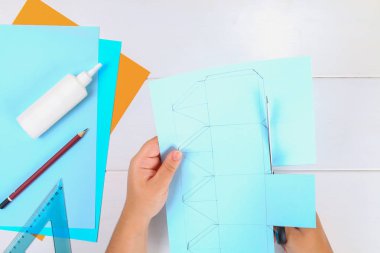 DIY. Kendi elleriyle kağıt topaç kağıttan yapılmış. Hanukkah Yahudi tatil için Sevivon. Çocuk için el yapımı oyuncak