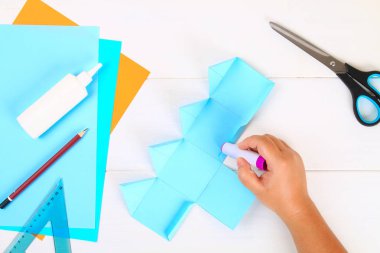 DIY. Kendi elleriyle kağıt topaç kağıttan yapılmış. Hanukkah Yahudi tatil için Sevivon. Çocuk için el yapımı oyuncak