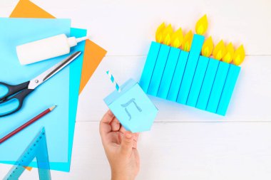 DIY. Kendi elleriyle kağıt topaç kağıttan yapılmış. Hanukkah Yahudi tatil için Sevivon. Çocuk için el yapımı oyuncak