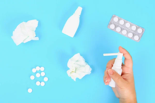 Grip Soğuk Hastalık Için Ilaç Öksürük Tablet Mavi Bir Tabloyla — Stok fotoğraf