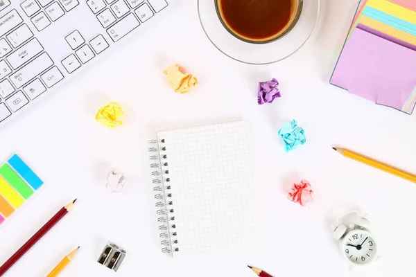 Feuilles Papier Multicolores Froissées Sur Bureau Blanc Côté Une Tasse — Photo