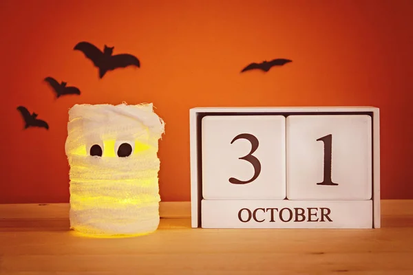 Conceito Para Halloween Múmia Uma Lata Gaze Velas Calendário Madeira — Fotografia de Stock