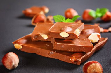 Çikolata fındık, nane ve koyu gri masada kahve taneleri