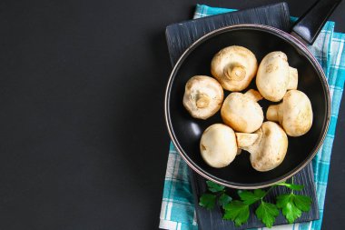 Beyaz taze petrol bir gri karanlık tabloda ahşap bir gemide maydanoz ile. Mantar. Uzay kopyalayın. Üstten Görünüm