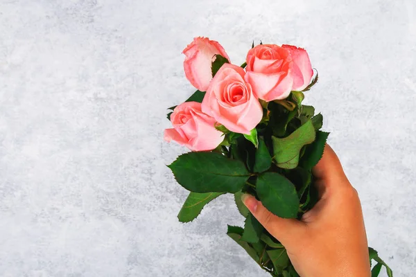 Букет Рожевих Троянд Руках Дівчини Світлому Фоні — стокове фото