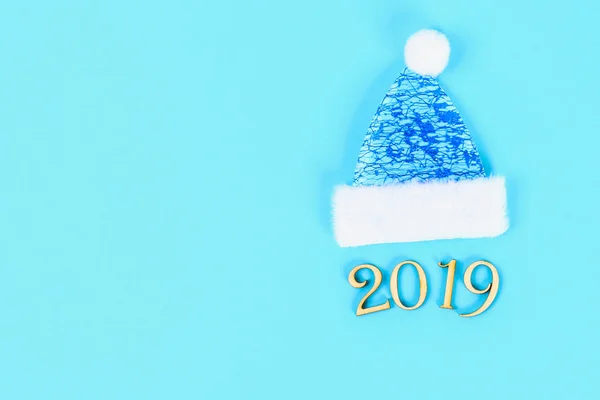 Tekst 2019 Jaar Winter Dop Mitten Een Blauwe Achtergrond Bovenaanzicht — Stockfoto