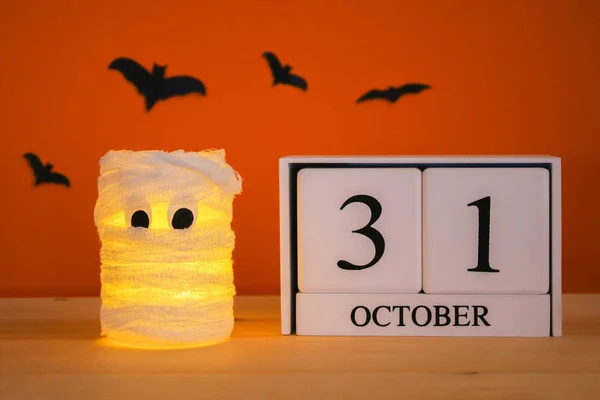 Conceito Para Halloween Múmia Uma Lata Gaze Velas Calendário Madeira — Fotografia de Stock