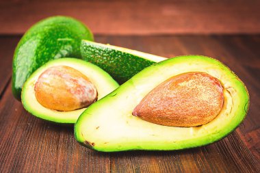 eski ahşap masa üzerinde taze organik avokado ile yiyecek arka planı, üst görünüm, kopyalama alanı.