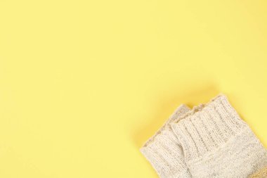 Yün örgü iğne ve örme çorap bir renk pastel tablosu ile bir top. İğne işi