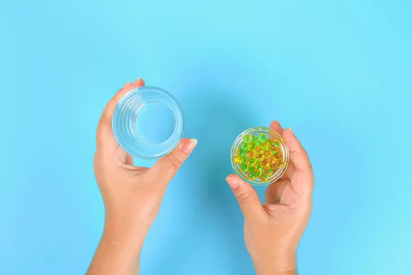 Avaler Des Comprimés Pilules Verre Eau Sur Fond Table Bleu — Photo